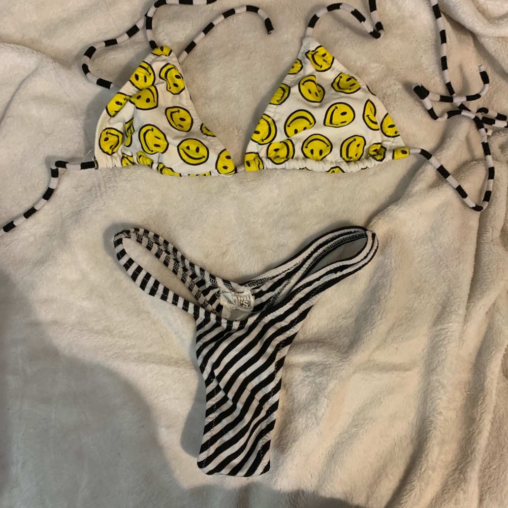 Bikini Joes Medium Smiley Face Top & Strip Thong